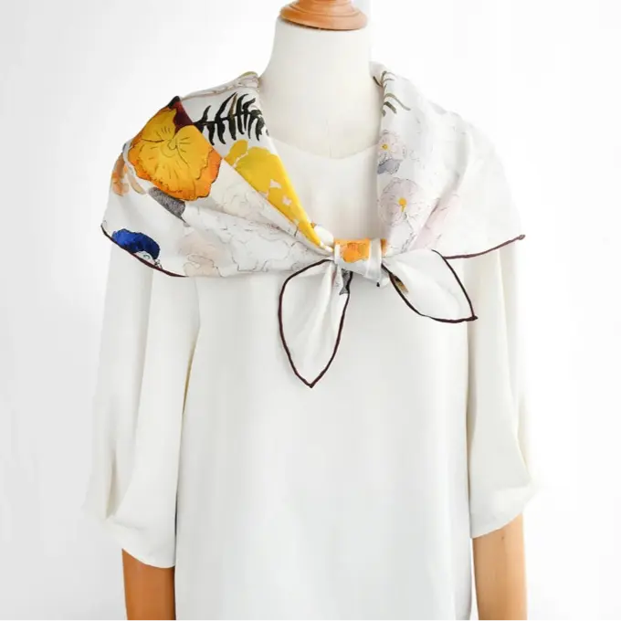 Vit Sidenscarf – Blommigt Tryck i Äkta Twillsiden - Velinoro.com