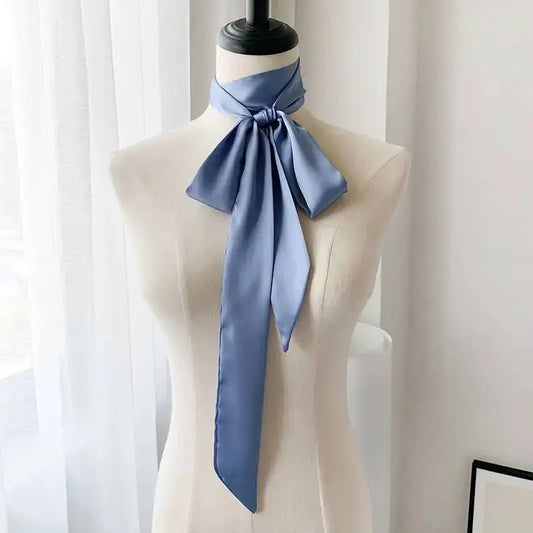 Smal satinscarf med sidenkänsla – blå enfärgad