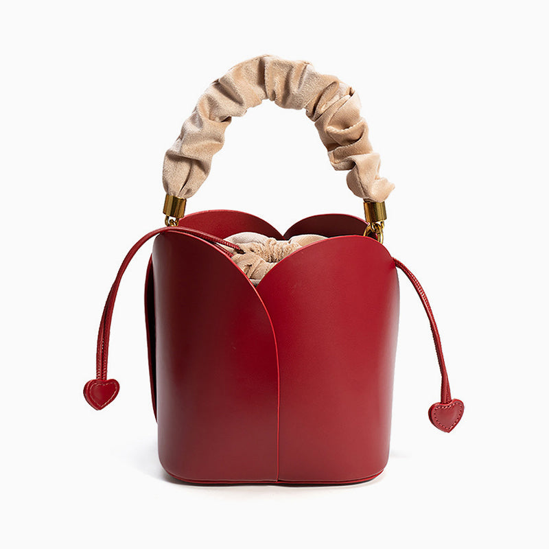 Rosformad Bucket Bag i Mikrofiberläder – Hjärtformad Stängning, 15x15x15 cm Handväskor Velinoro Vinröd