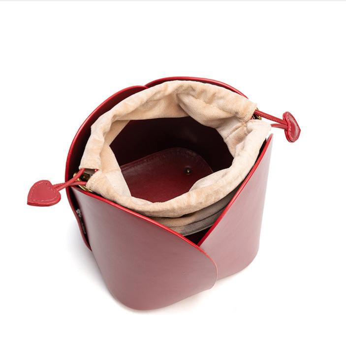 Rosformad Bucket Bag i Mikrofiberläder – Hjärtformad Stängning, 15x15x15 cm Handväskor Velinoro