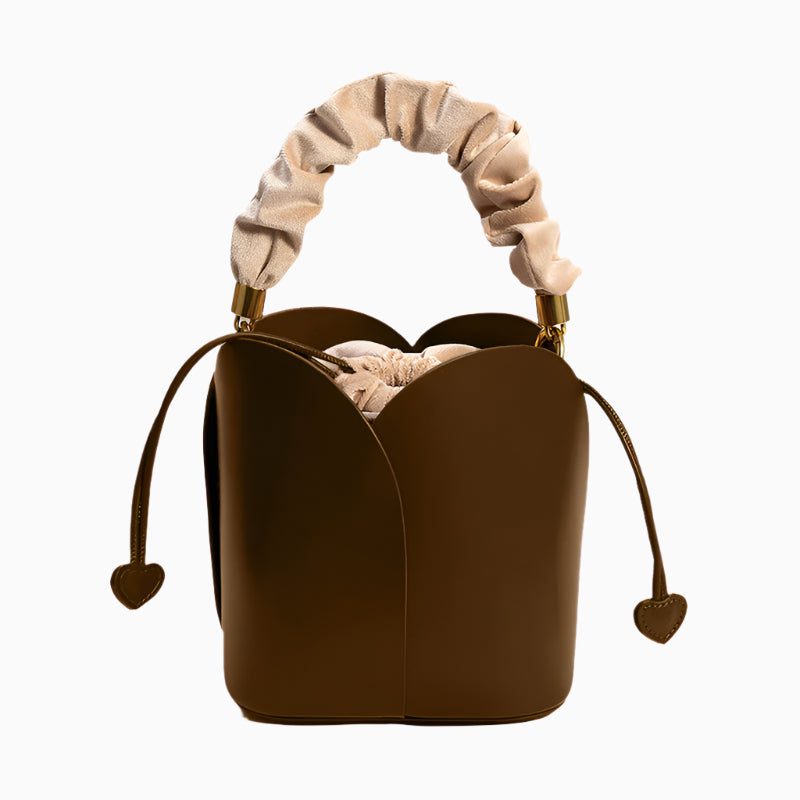 Rosformad Bucket Bag i Mikrofiberläder – Hjärtformad Stängning, 15x15x15 cm Handväskor Velinoro Brun