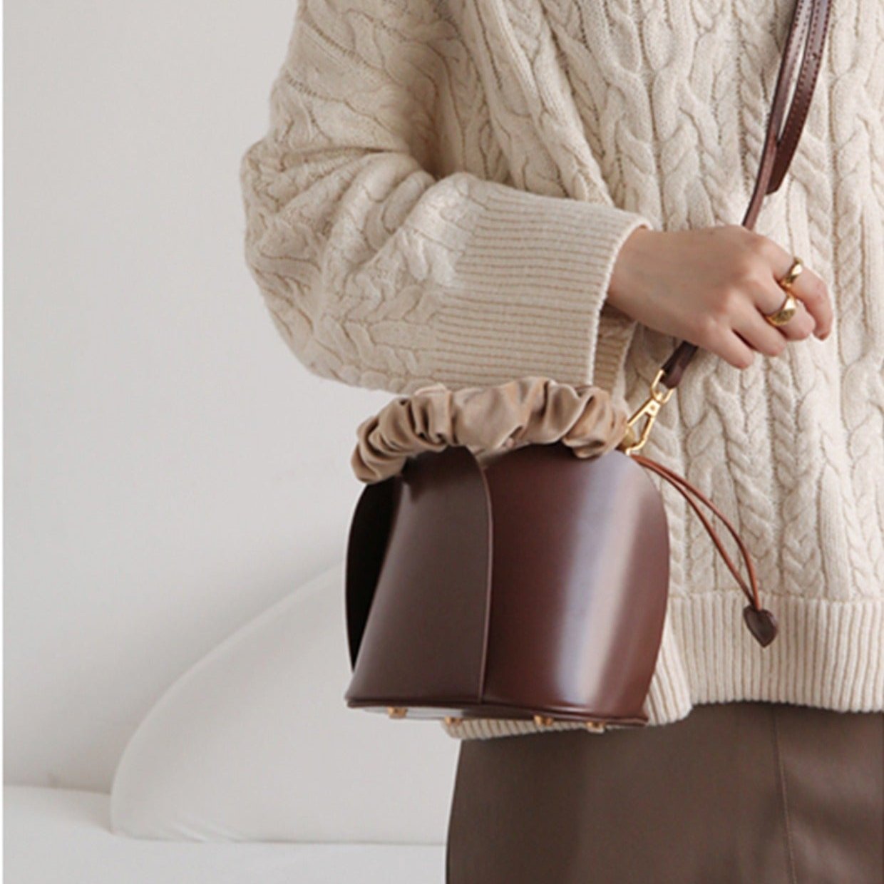 Rosformad Bucket Bag i Mikrofiberläder – Hjärtformad Stängning, 15x15x15 cm Handväskor Velinoro